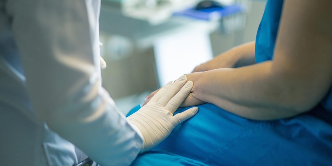 Tratamento contra câncer que não causa queda de cabelo chega ao SUS; veja como funciona