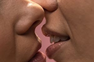 Imagem do post Beijo ainda é traição? Pesquisa revela divisão entre casais