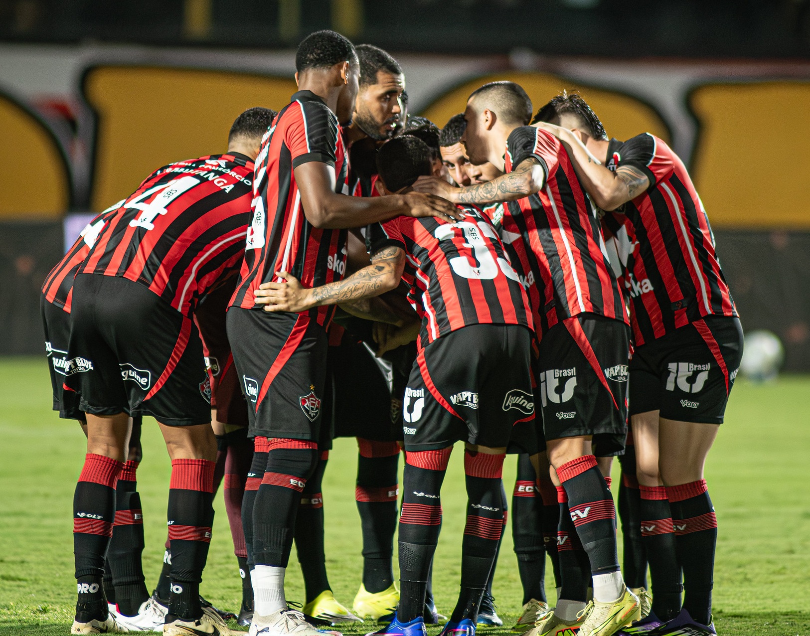 Vitória x São Paulo agita o Barradão; veja onde assistir e escalações