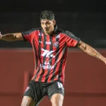 “Temos que dar uma resposta”: Zé Vitor cobra reação após nova derrota do Vitória fora de casa