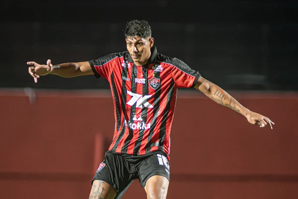 “Temos que dar uma resposta”: Zé Vitor cobra reação após nova derrota do Vitória fora de casa