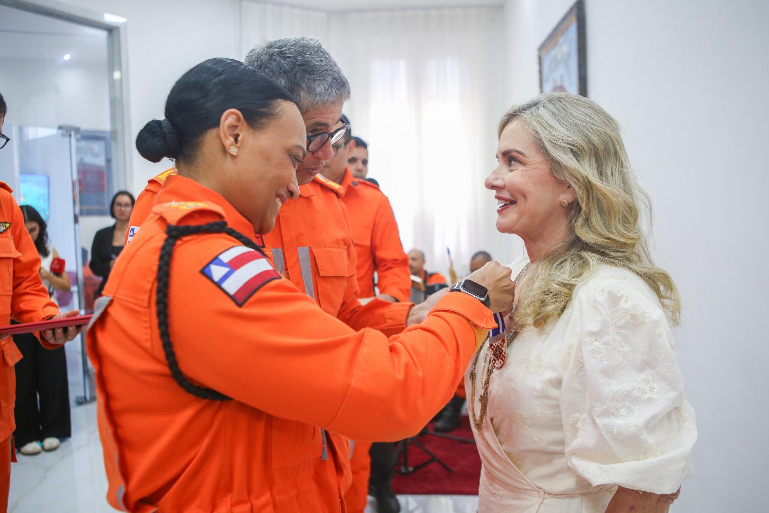 Presidente da ALBA recebe a mais alta honraria do Corpo de Bombeiros: “Toca a alma”