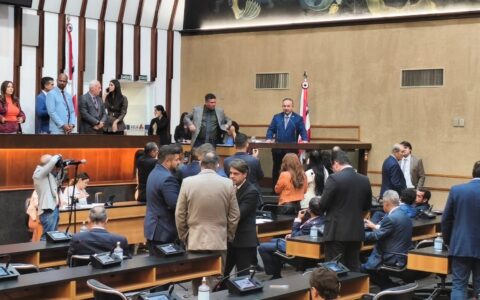 Imagem do post Emocionado, Adolfo Menezes agradece apoio dos deputados após aprovação para o TCM