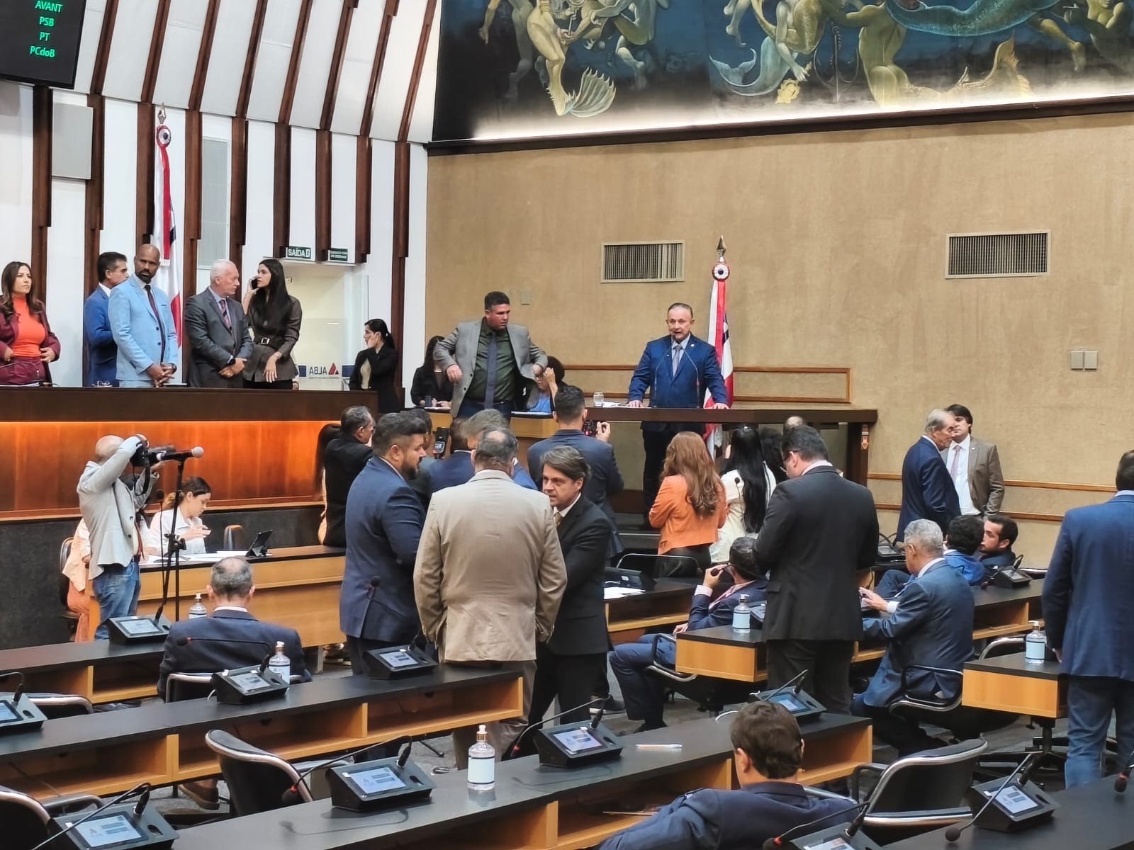 Emocionado, Adolfo Menezes agradece apoio dos deputados após aprovação para o TCM
