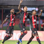 Vitória derruba o Flamengo e faz história no Barradão lotado