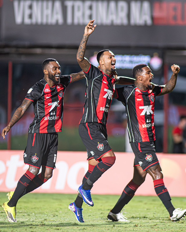 Vitória derruba o Flamengo e faz história no Barradão lotado