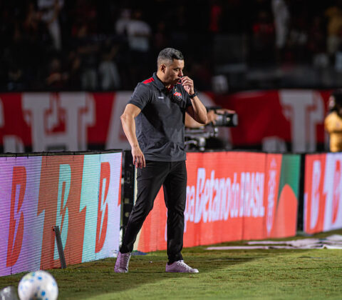 Imagem do post Jair detona arbitragem após derrota do Vitória e dispara: “Confusa mais uma vez”