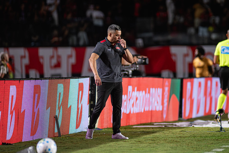 Jair detona arbitragem após derrota do Vitória e dispara: “Confusa mais uma vez”
