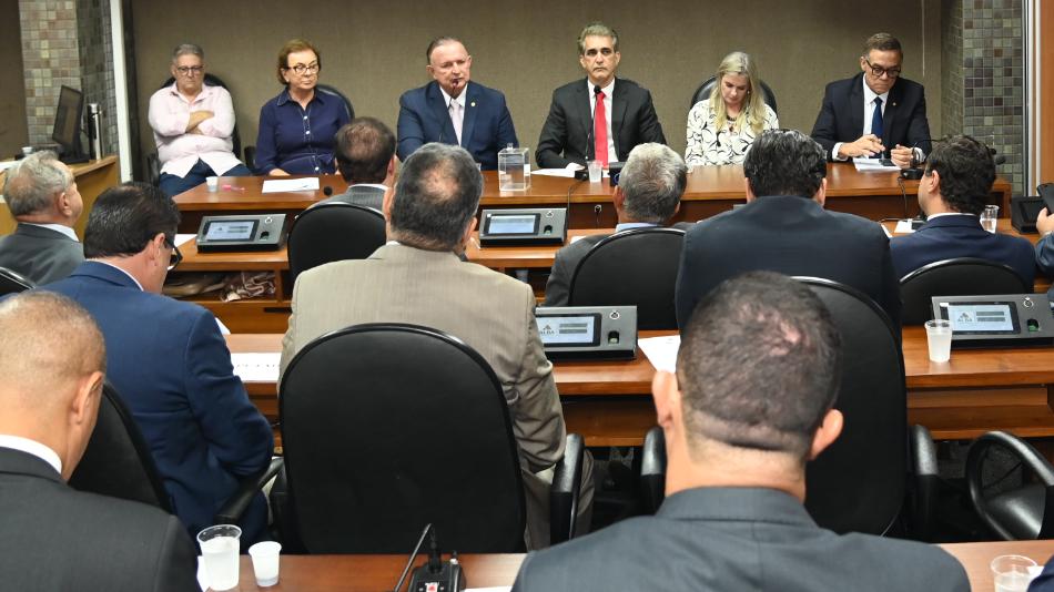 CCJ aprova Adolfo Menezes para o TCM; indicação segue para o plenário da Alba