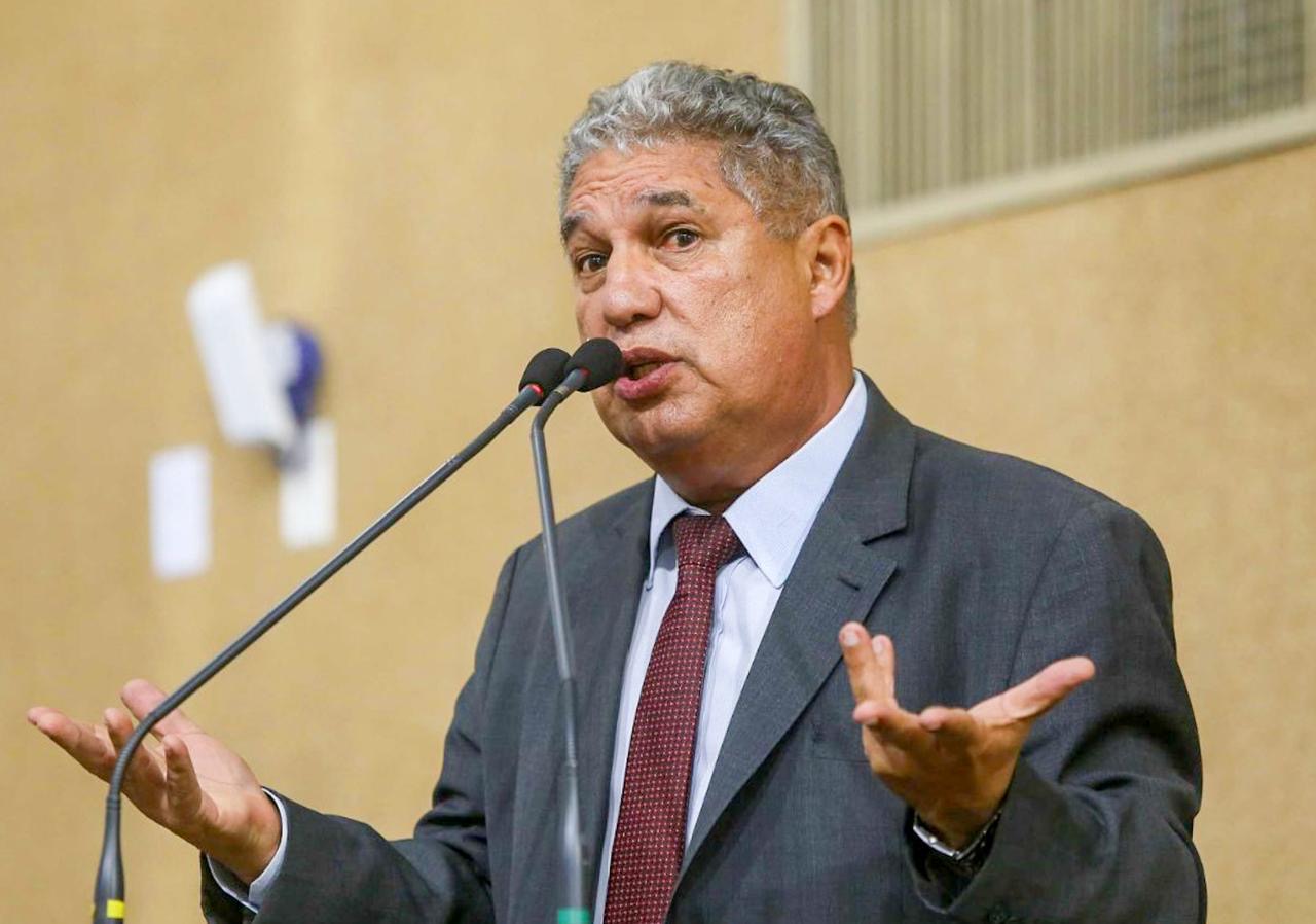 Deputado ironiza movimento do PL contra pesquisa eleitoral: “Começou a cair”