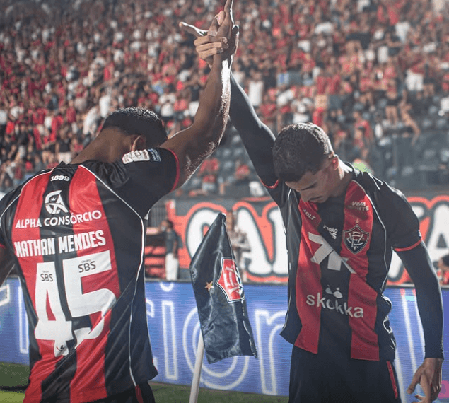 Vitória atropela o Coritiba no Barradão e dispara na tabela