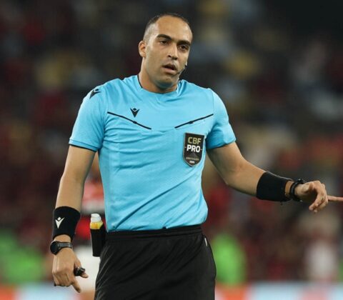 Imagem do post Vídeo: árbitro é hostilizado dentro de avião após expulsão em Flamengo x Palmeiras