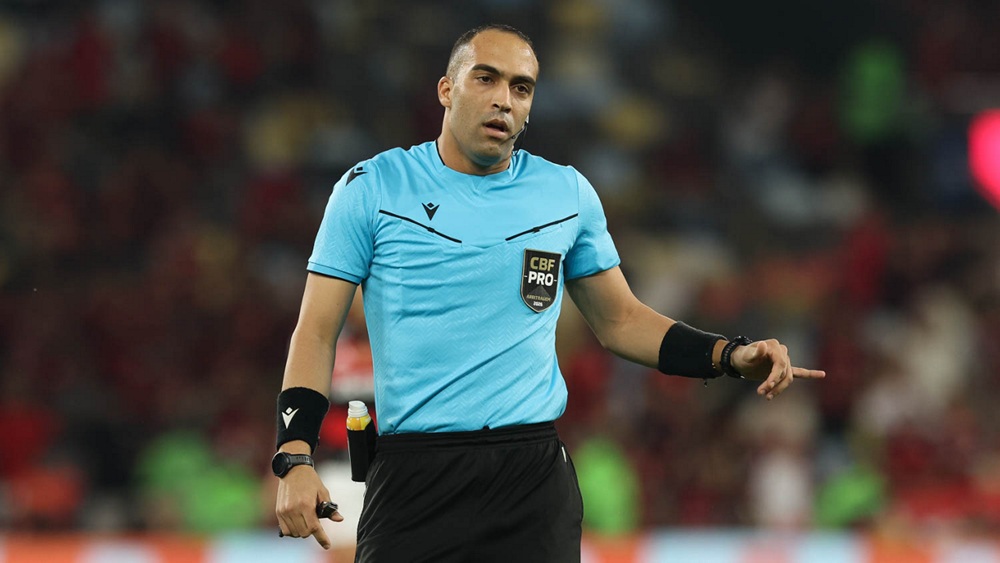 Vídeo: árbitro é hostilizado dentro de avião após expulsão em Flamengo x Palmeiras