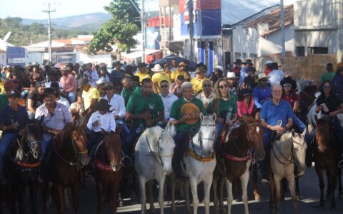 Imagem do post Jerônimo Rodrigues entrega tratores em Boa Vista do Tupim e prestigia tradicional Cavalgada da Esperança