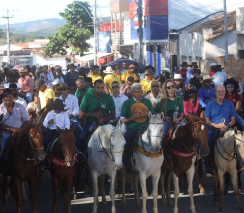 Imagem do post Jerônimo Rodrigues entrega tratores em Boa Vista do Tupim e prestigia tradicional Cavalgada da Esperança