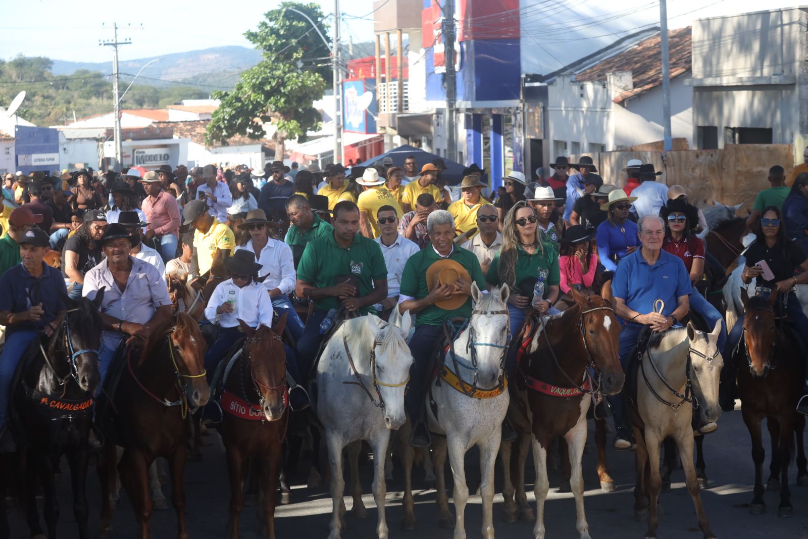 Jerônimo Rodrigues entrega tratores em Boa Vista do Tupim e prestigia tradicional Cavalgada da Esperança
