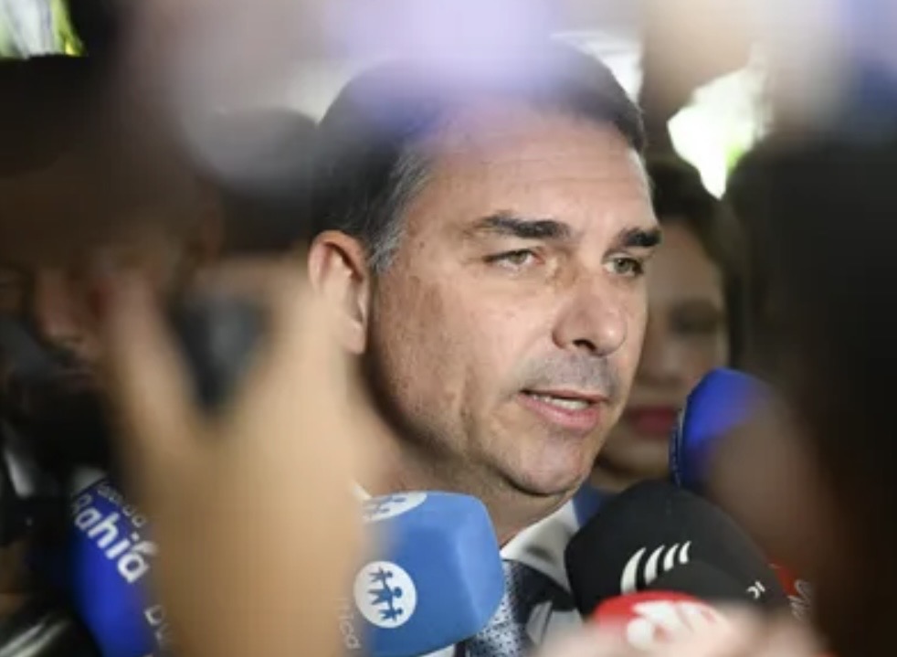 Flávio Bolsonaro admite pedido de patrocínio a dono do Banco Master para filme de Jair Bolsonaro