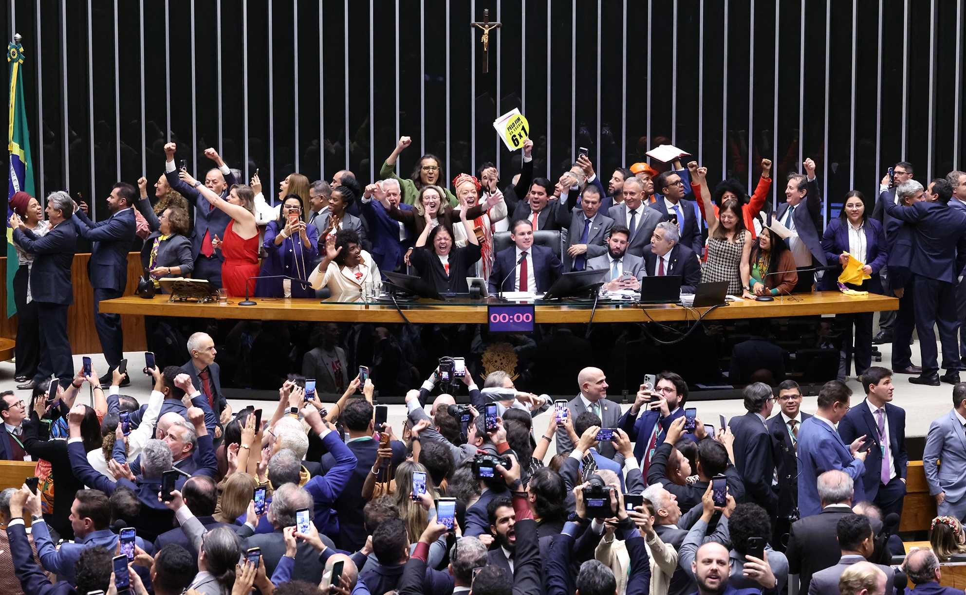 Câmara dos Deputados aprova fim da escala 6×1; projeto vai para o Senado