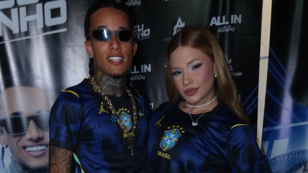 Theuzinho assume namoro com blogueira em show