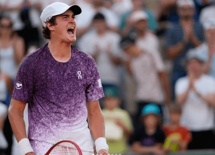 Gigante! João Fonseca derrota Novak Djokovic em Roland Garros