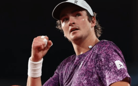 Imagem do post Após eliminar Djokovic, João Fonseca faz mais uma vítima e avança às quartas