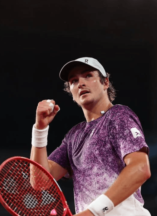 Após eliminar Djokovic, João Fonseca faz mais uma vítima e avança às quartas