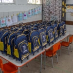 Lauro de Freitas inicia entrega de fardamento e kits escolares para mais de 25 mil estudantes