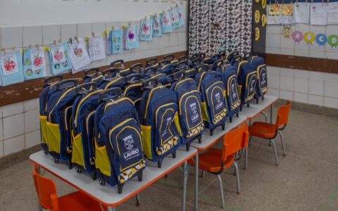 Imagem do post Lauro de Freitas inicia entrega de fardamento e kits escolares para mais de 25 mil estudantes