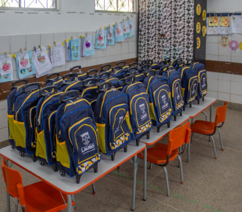 Imagem do post Lauro de Freitas inicia entrega de fardamento e kits escolares para mais de 25 mil estudantes