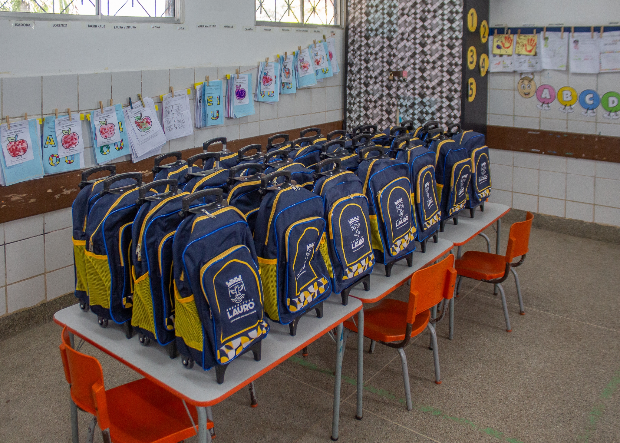 Lauro de Freitas inicia entrega de fardamento e kits escolares para mais de 25 mil estudantes