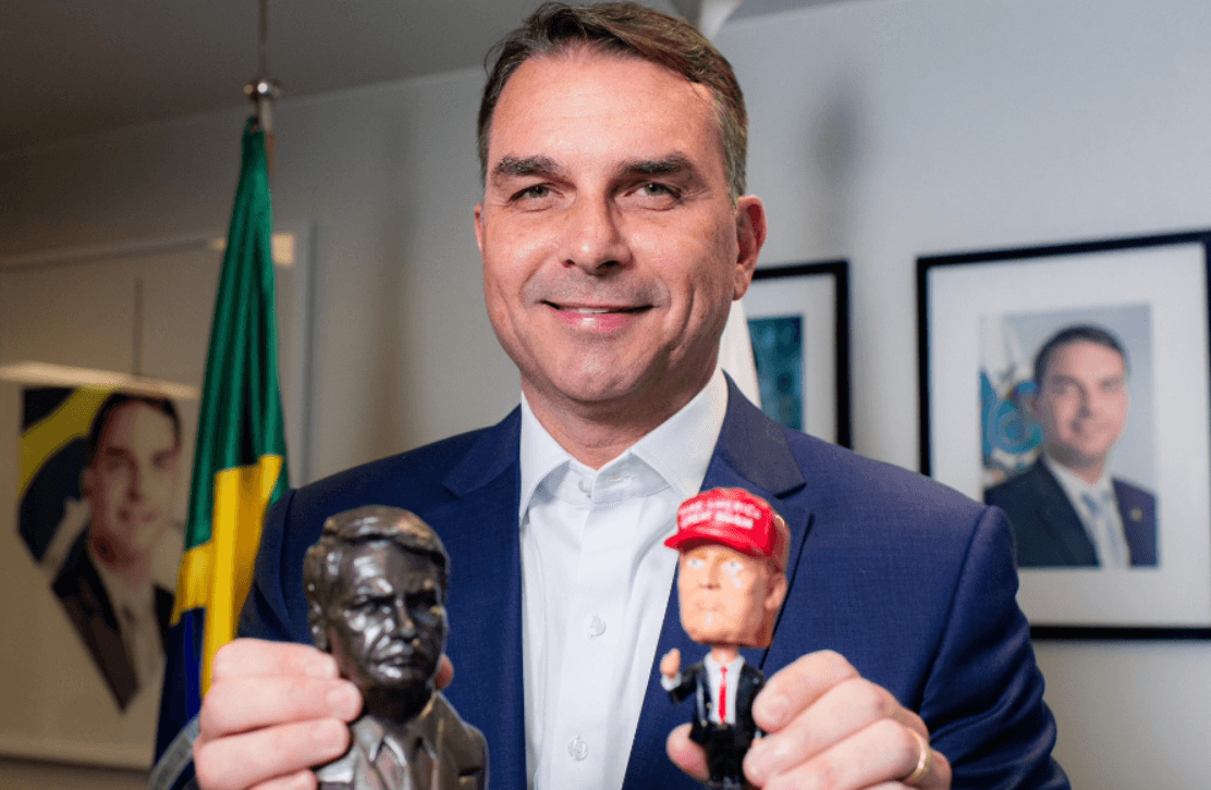 Em meio à turbulência, Flávio Bolsonaro embarca para encontro com Trump na Casa Branca
