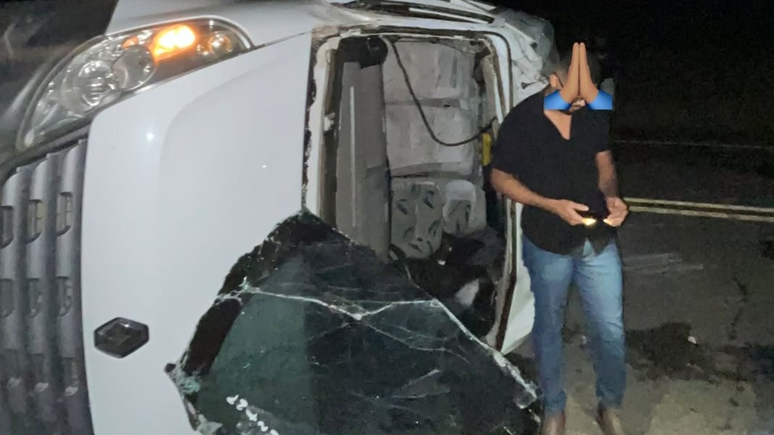 Van com cantor baiano capota duas vezes na Bahia