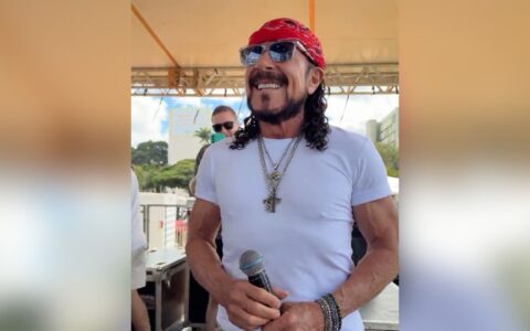 Imagem do post Vídeo: homem tatua rosto de Bell Marques no corpo e reação do cantor surpreende