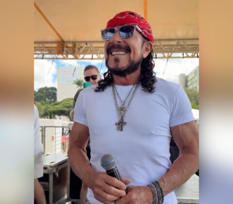 Imagem do post Vídeo: homem tatua rosto de Bell Marques no corpo e reação do cantor surpreende
