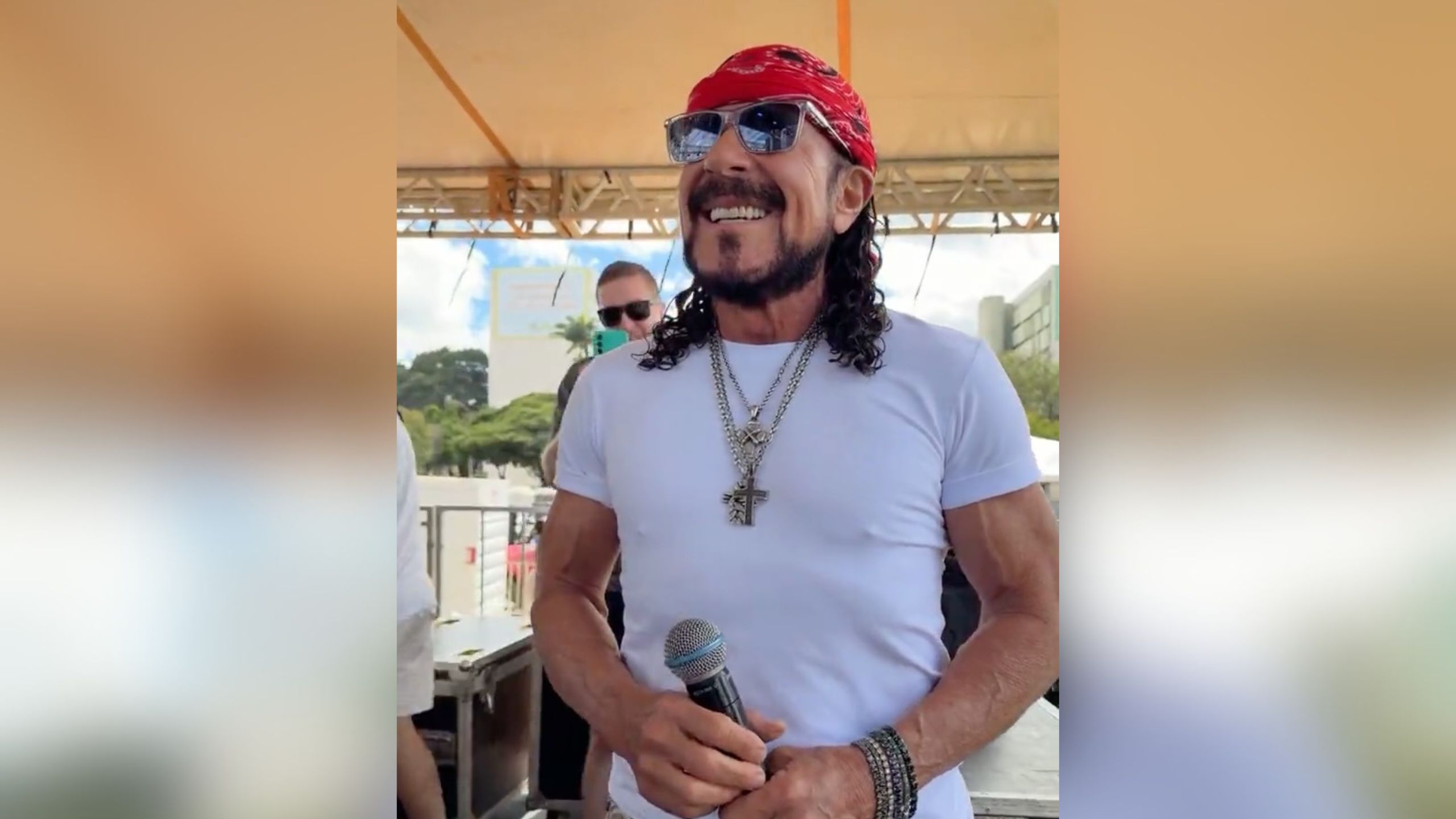 Vídeo: homem tatua rosto de Bell Marques no corpo e reação do cantor surpreende