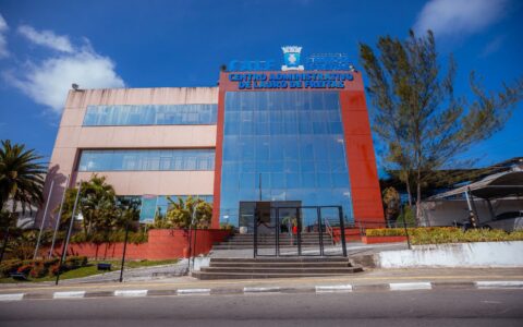 Imagem do post Débora Regis anuncia aumento de 10% para servidores em Lauro de Freitas no Dia do Trabalhador