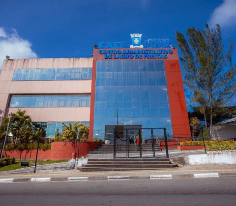 Imagem do post Débora Regis anuncia aumento de 10% para servidores em Lauro de Freitas no Dia do Trabalhador