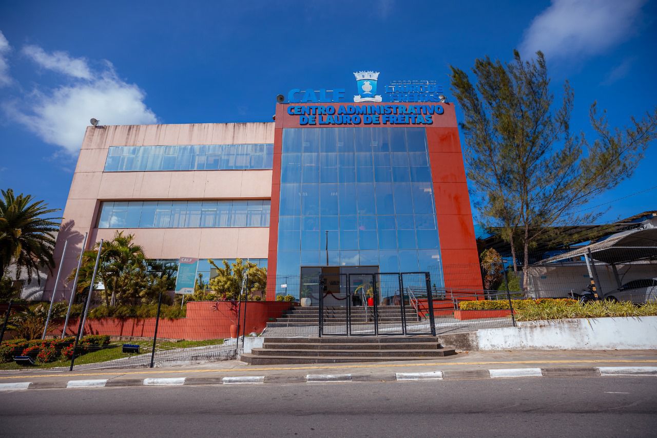 Débora Regis anuncia aumento de 10% para servidores em Lauro de Freitas no Dia do Trabalhador