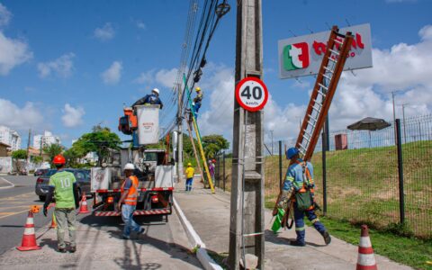 Imagem do post Prefeitura começa retirada de fios irregulares e ação muda visual e segurança em Lauro de Freitas