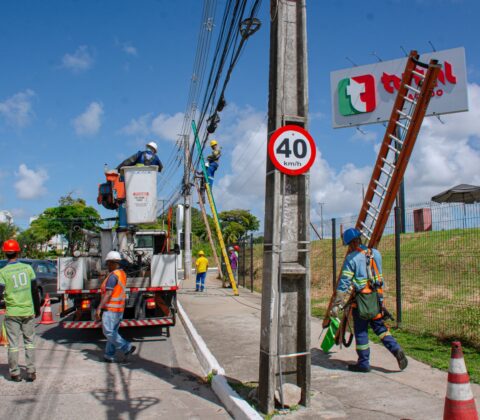 Imagem do post Prefeitura começa retirada de fios irregulares e ação muda visual e segurança em Lauro de Freitas