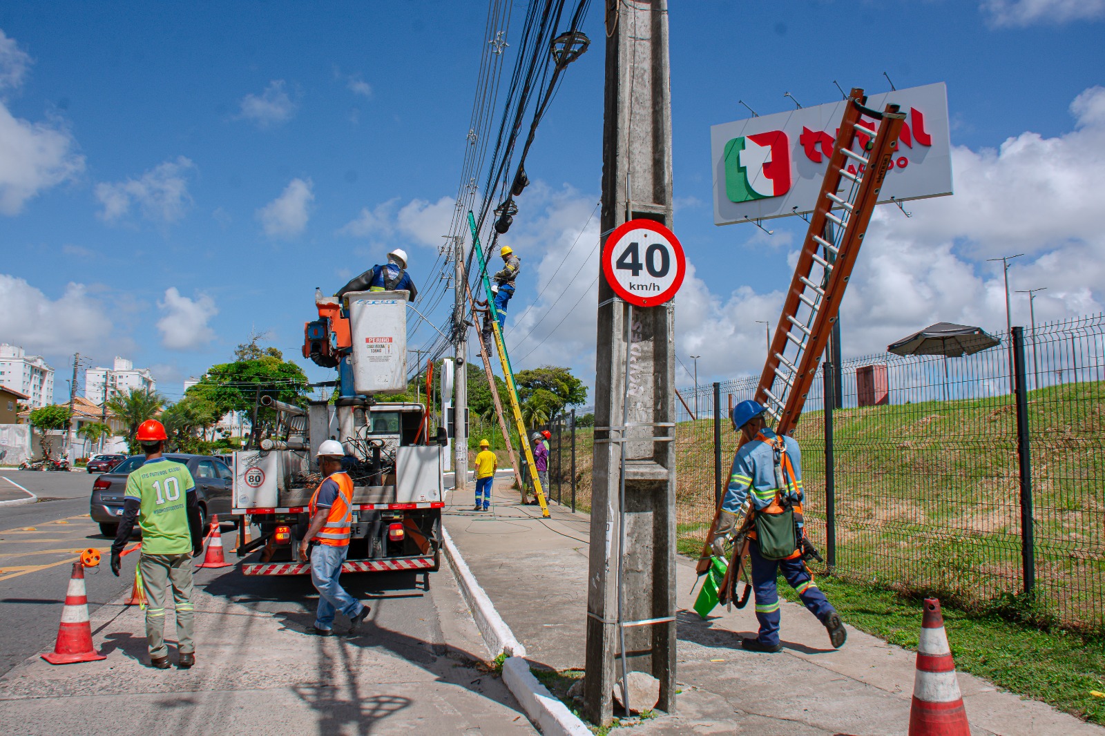 Prefeitura começa retirada de fios irregulares e ação muda visual e segurança em Lauro de Freitas