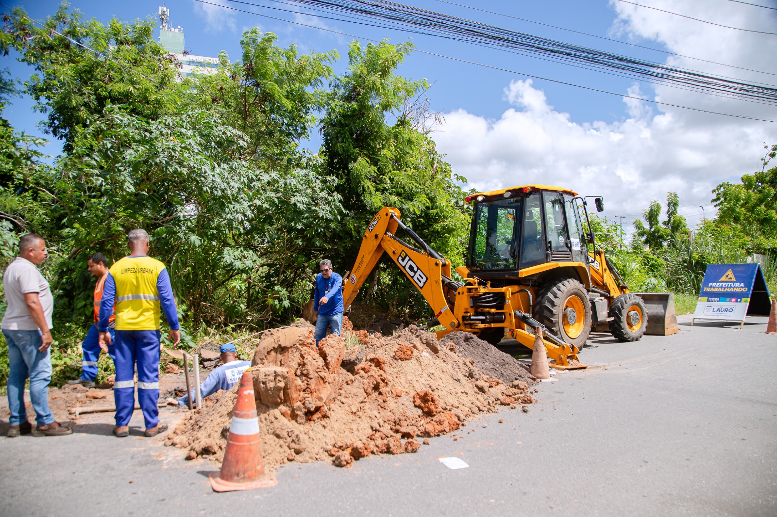 Prefeitura de Lauro de Freitas intensifica manutenção da rede de drenagem para prevenir alagamentos