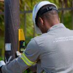 200 novos postes com lâmpadas de LED são instalados no calçadão da orla em Lauro de Freitas