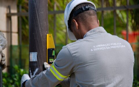 Imagem do post 200 novos postes com lâmpadas de LED são instalados no calçadão da orla em Lauro de Freitas