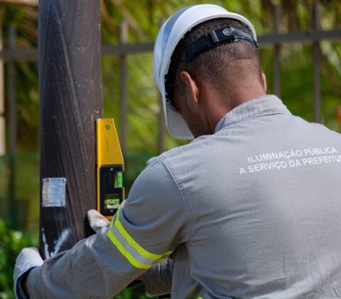 Imagem do post 200 novos postes com lâmpadas de LED são instalados no calçadão da orla em Lauro de Freitas