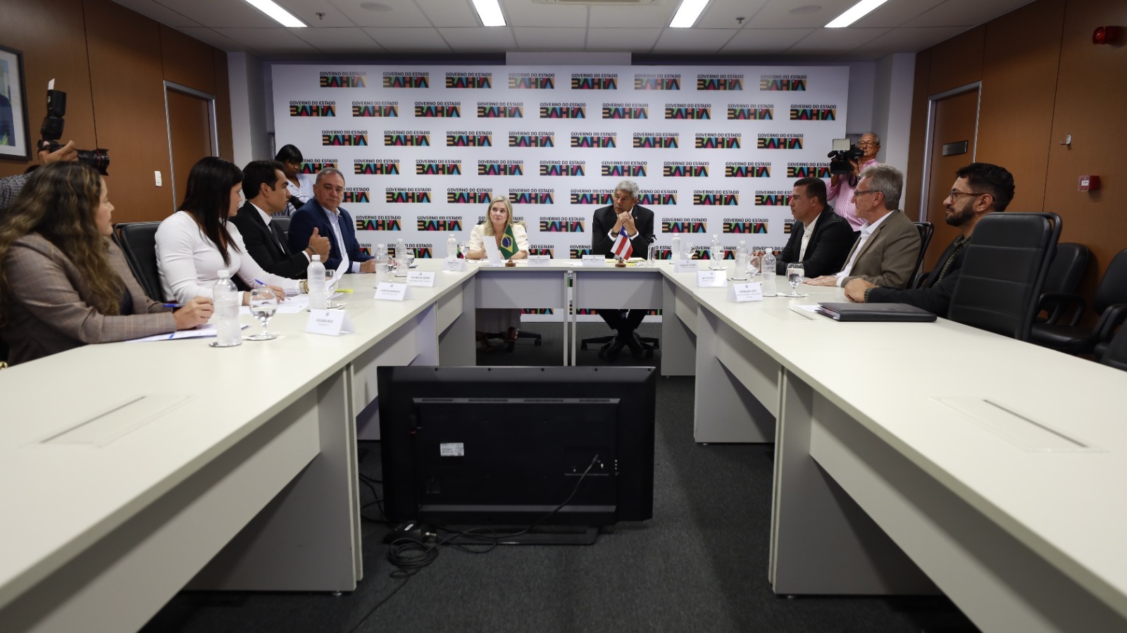 Prefeito de Dom Basílio trata de abastecimento de água em reunião com Governo