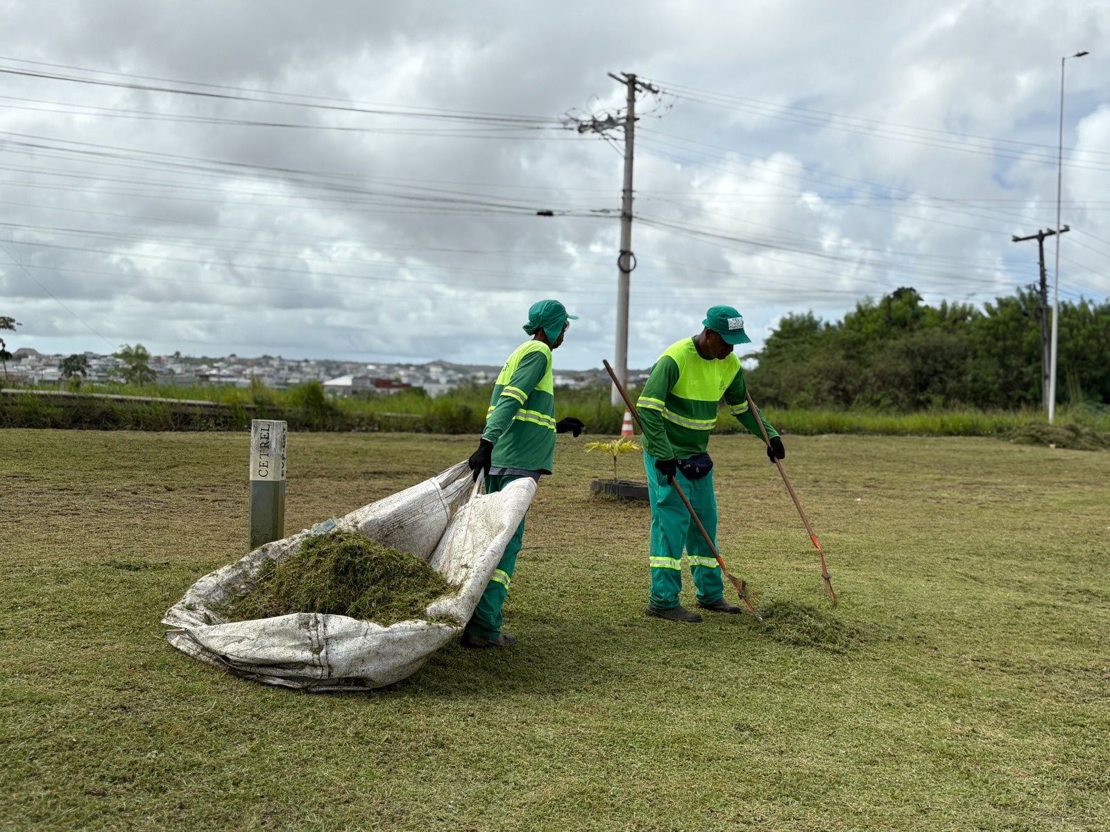 Camaçari realiza ações de limpeza urbana em diferentes pontos da sede