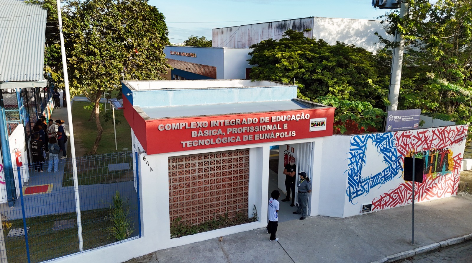Governo do Estado entrega nova escola e pacote de investimentos em Eunápolis
