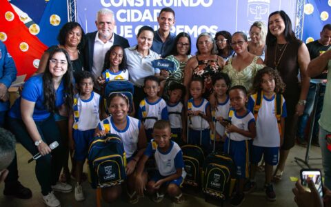 Imagem do post Débora Regis anuncia reajuste para professores e novo fardamento em Lauro de Freitas