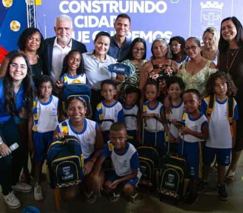 Imagem do post Débora Regis anuncia reajuste para professores e novo fardamento em Lauro de Freitas